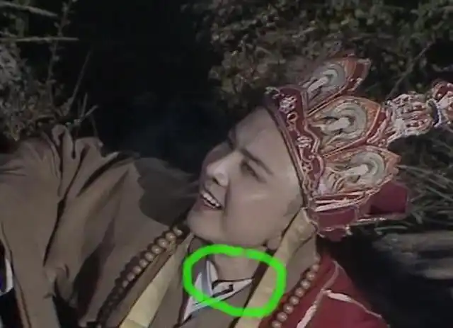西游记中的穿帮唐僧的时尚白衬衫算什么他的断手简直绝了