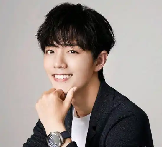 原创肖战大学照片曝光给大学女友买钻戒跟同学聊天被造谣是恋爱