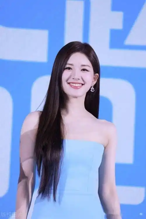 赵露思蓝色抹胸连衣裙 银色厚底鞋清纯干净_活动_广州