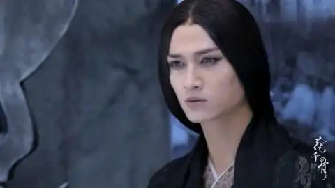 花千骨:千骨一弹琴 没想到就出现了琉夏的影像 看着太难过了