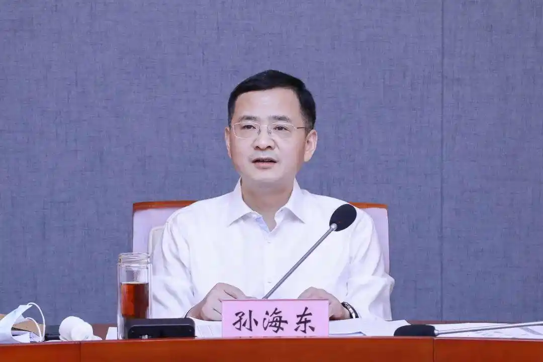 孙海东主持召开全区经济运行分析会: 奋战三季度,冲刺