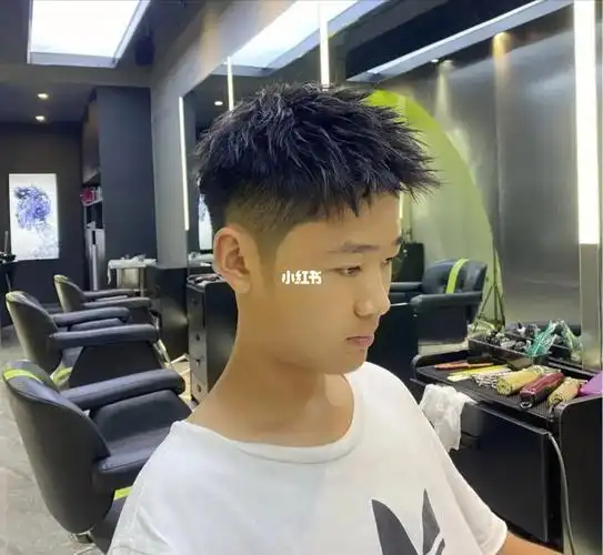 这种风格的碎发飞机头今年很受年轻男生的欢迎,而且不同年龄段的男生