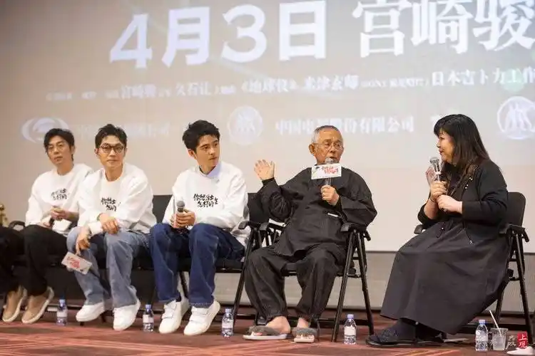 敏夫穿着黑色便服,像是传统的日本匠人,脚上一双《龙猫》元素的拖鞋