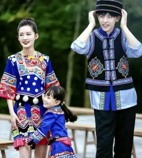 不过节目组请来了李沁来当实习妈妈一家三口相处的也是很开心,小山竹