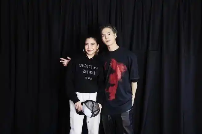 世界巡演泰国站d-1更新】王嘉尔相关79昨天的合照来啦,绅士手嘉嘉