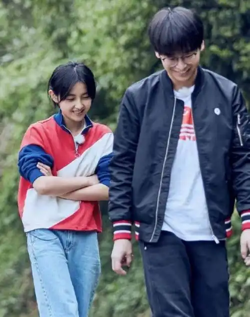 张子枫高考完9天对彭昱畅的称呼就发生了变化终于不再是兄妹