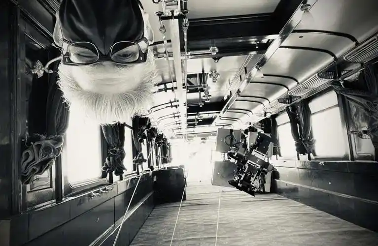 《碟中谍7》释出片场照 火车场景曝光导演卖萌