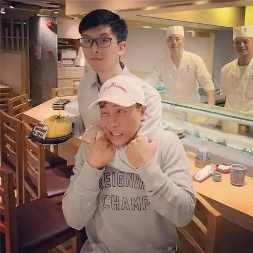 同时甄文焯和甄子丹汪诗诗的子女相处的也是十分的融洽,比如毕业典礼