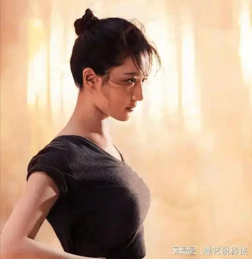 刘亦菲一人代言阿联酋一座城, 从内衣外露到真空上阵, 真艳压群芳