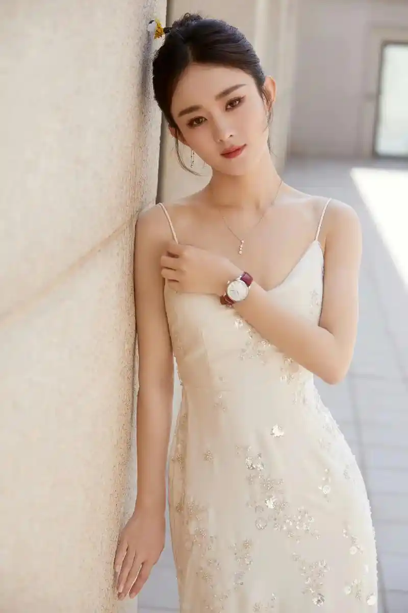 好爱好爱呀!#赵丽颖白色吊带亮片裙 我从来不追星 - 抖音