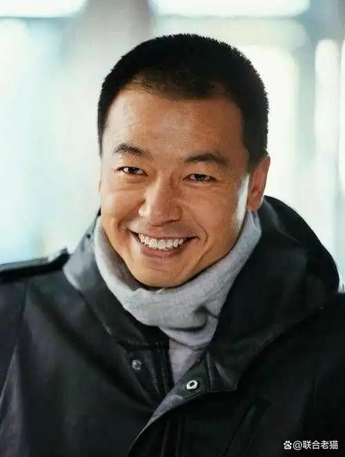 50岁演员王挺:从警察转行当演员,为父还债千万,珍惜第二段婚姻