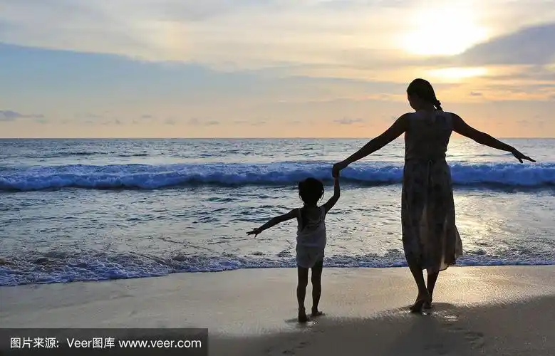 后视图母亲和孩子女孩手牵手,张开双臂.