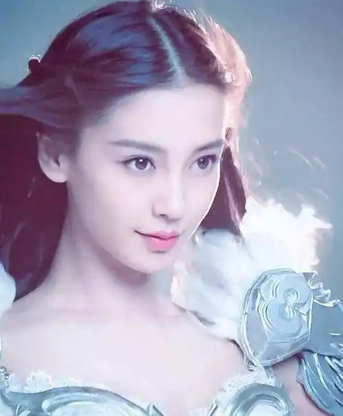 赵丽颖参加跨年,主持人一句玩笑让她接不上话,结果主持人被骂惨_因为