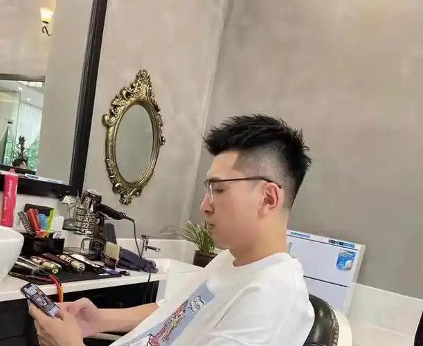 m字型发际线的男生适合的发型免烫(男生m字形发际线留什么发型好看)(2