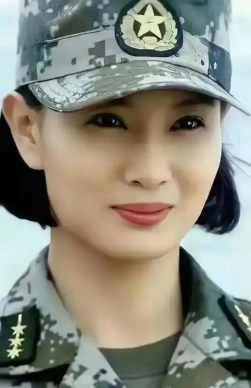 之时,一丝不苟,认真努力,骨子里有一种不服输的劲儿,她穿上军装的样子