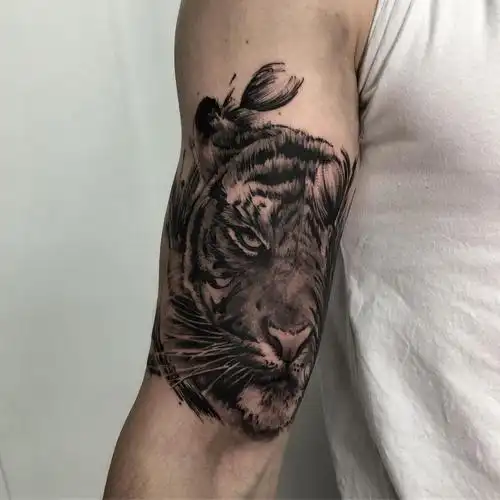 大臂黑灰写实虎头纹身图案