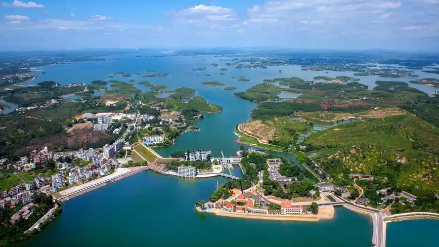 鹤地银湖 罗炳森 摄