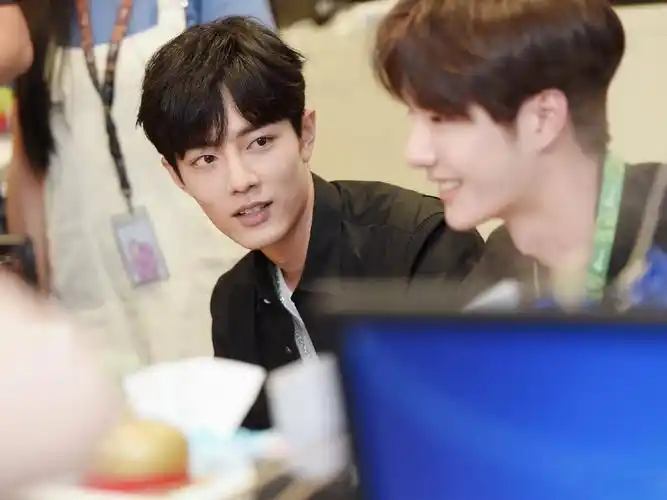 肖战王一博高清对视图来啦同是黑色衬衫穿搭风格差距这么大