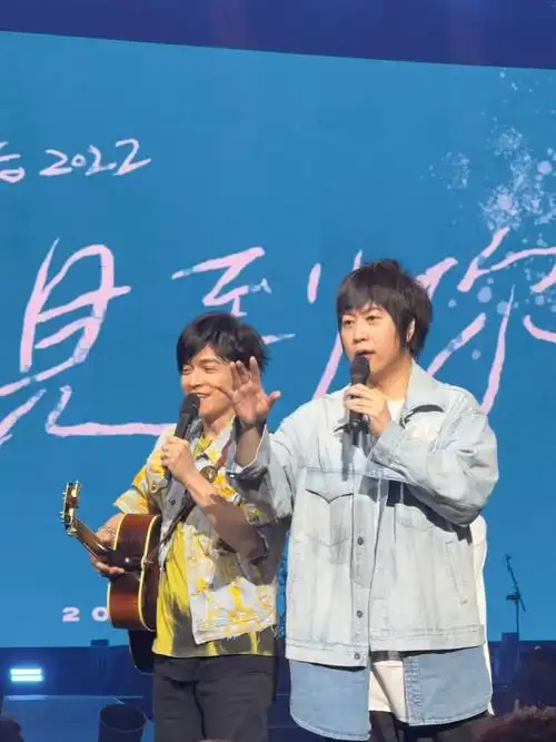 阿信超话#五月天好好好想见到你##拉斯维加斯#五年不见我大宝贝还是