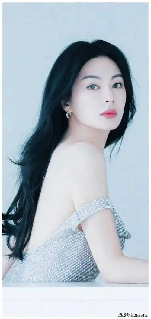 原创这谁顶得住嘛追她的人排到了法国张雨绮写真赏