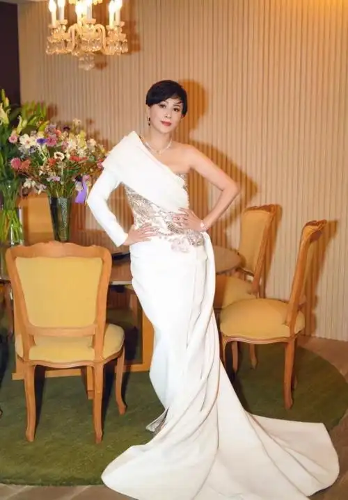 55岁刘嘉玲干练短发,白色礼服裙优雅大方