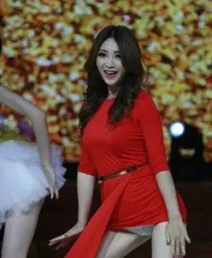 大尺度女星短裙穿成情趣礼服