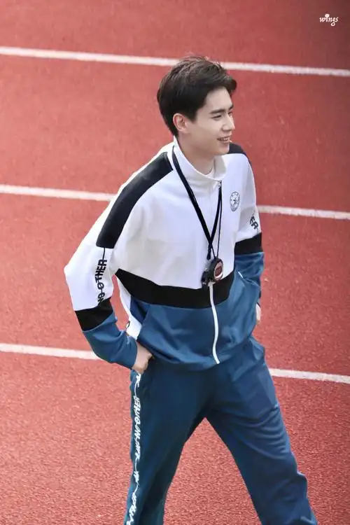 绿草坪还有蓝白校服的沈清源@胡一天啊