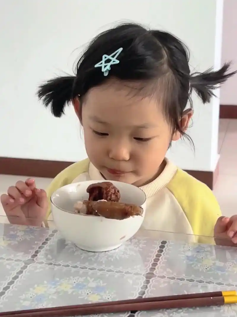 一组可爱小孩吃肉图.#宝宝吃饭日常 #萌宝小吃货 #妈呀太香 - 抖音