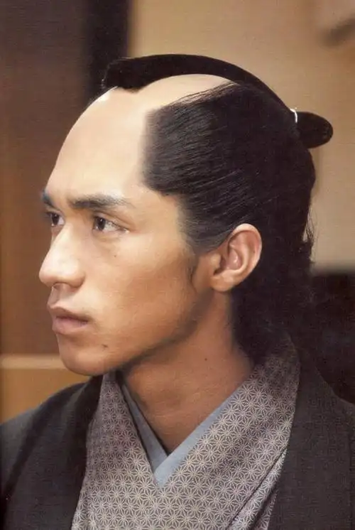 日本古代中间一撮头的发型是咋回事?这个问题要从秦始皇说起