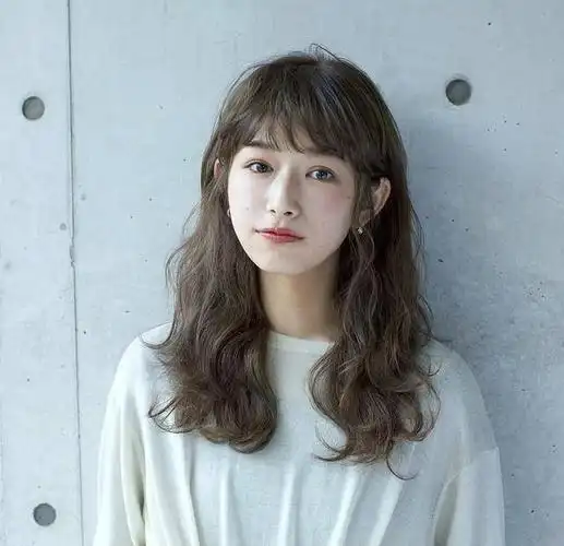 40岁的国字脸女性适合什么样的发型短发减龄显瘦中发有女人味