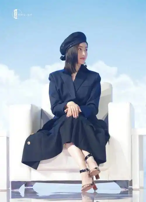 张天爱cos"美人鱼",穿白色亮片鱼尾裙,仙气又妖娆_黑色_的设计_女生