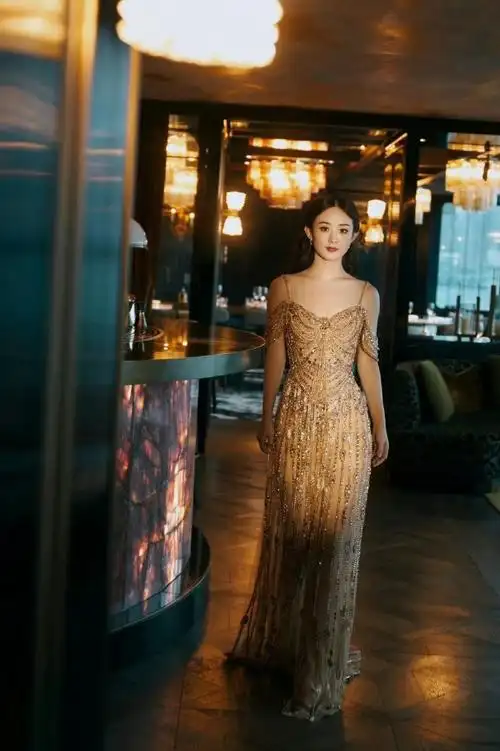 亚洲电影大奖afa新世代奖的中国女演员赵丽颖在颁奖典礼上典雅又大方