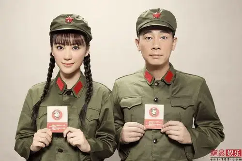 陈小春应采儿结婚照公布穿朴素军装出镜图