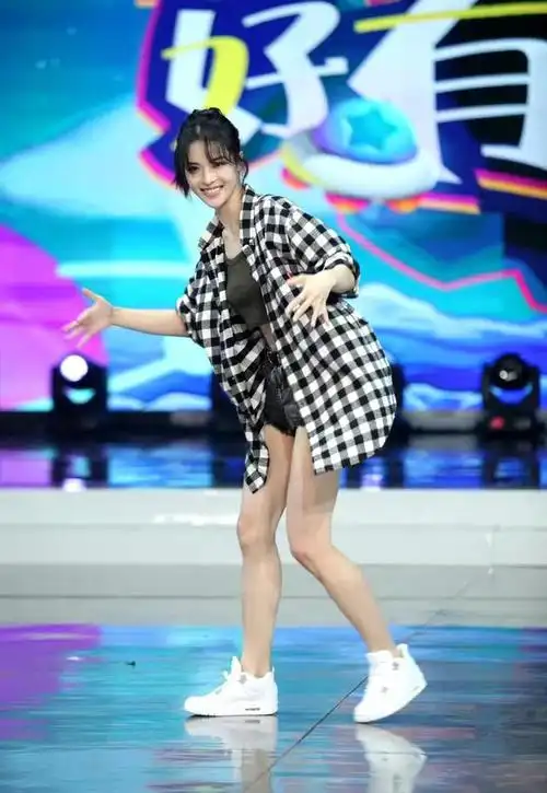 苗苗真的好细心但是钟楚曦的一字马有点绝