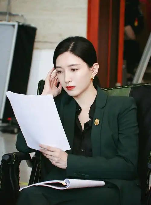 江疏影《女士的法则》花絮照曝光 穿黑色西服尽显律师风范