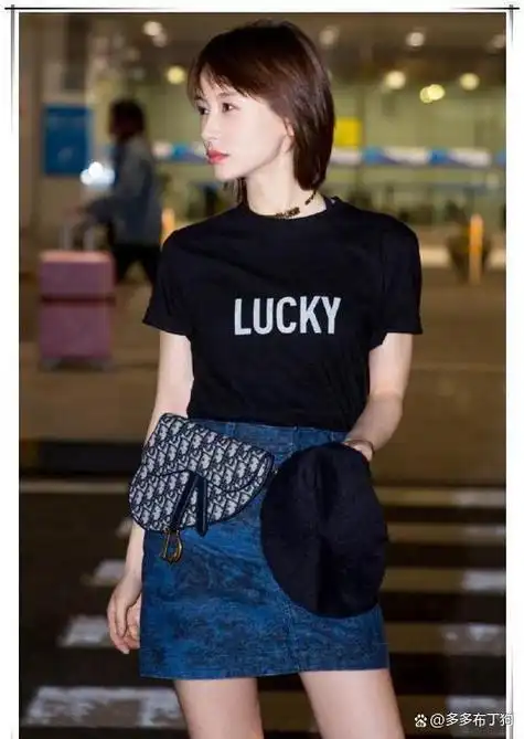 一组王子文的街拍照片再次引发了人们对她的关注,不过这一次,她的穿搭