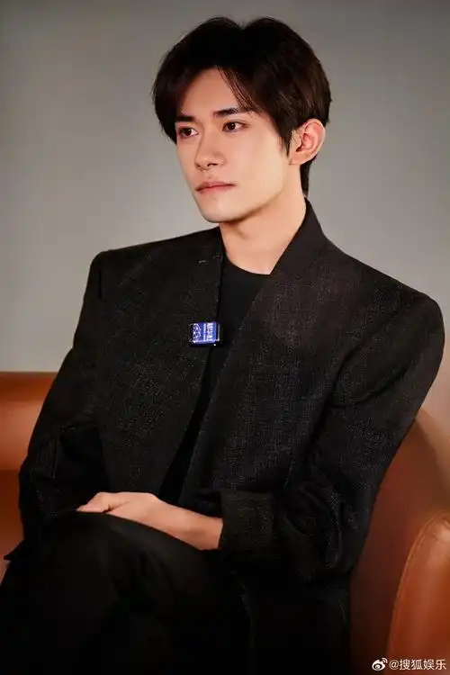 导演杨荔钠在2024贺岁元旦档电影片单发布会上大赞易烊千玺,"千玺凭借