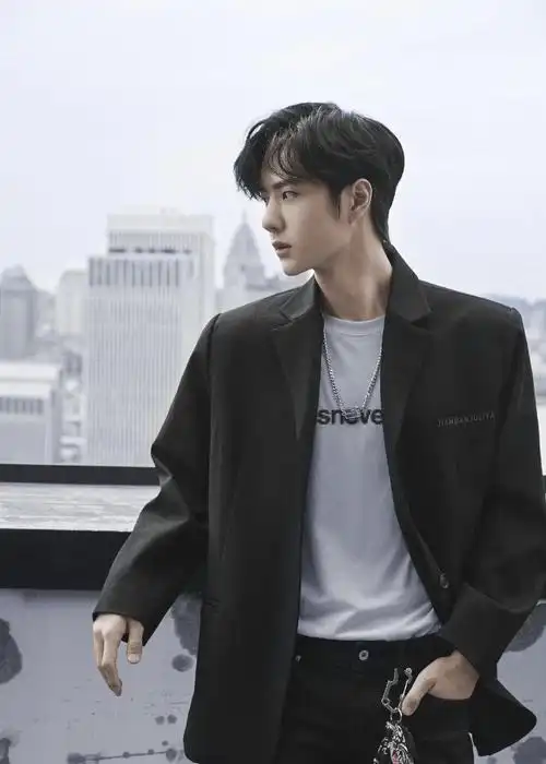 深色西装冷淡风王一博,既高冷又酷