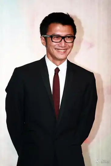 谢霆锋笑得这么开心,估计又上了几个cn