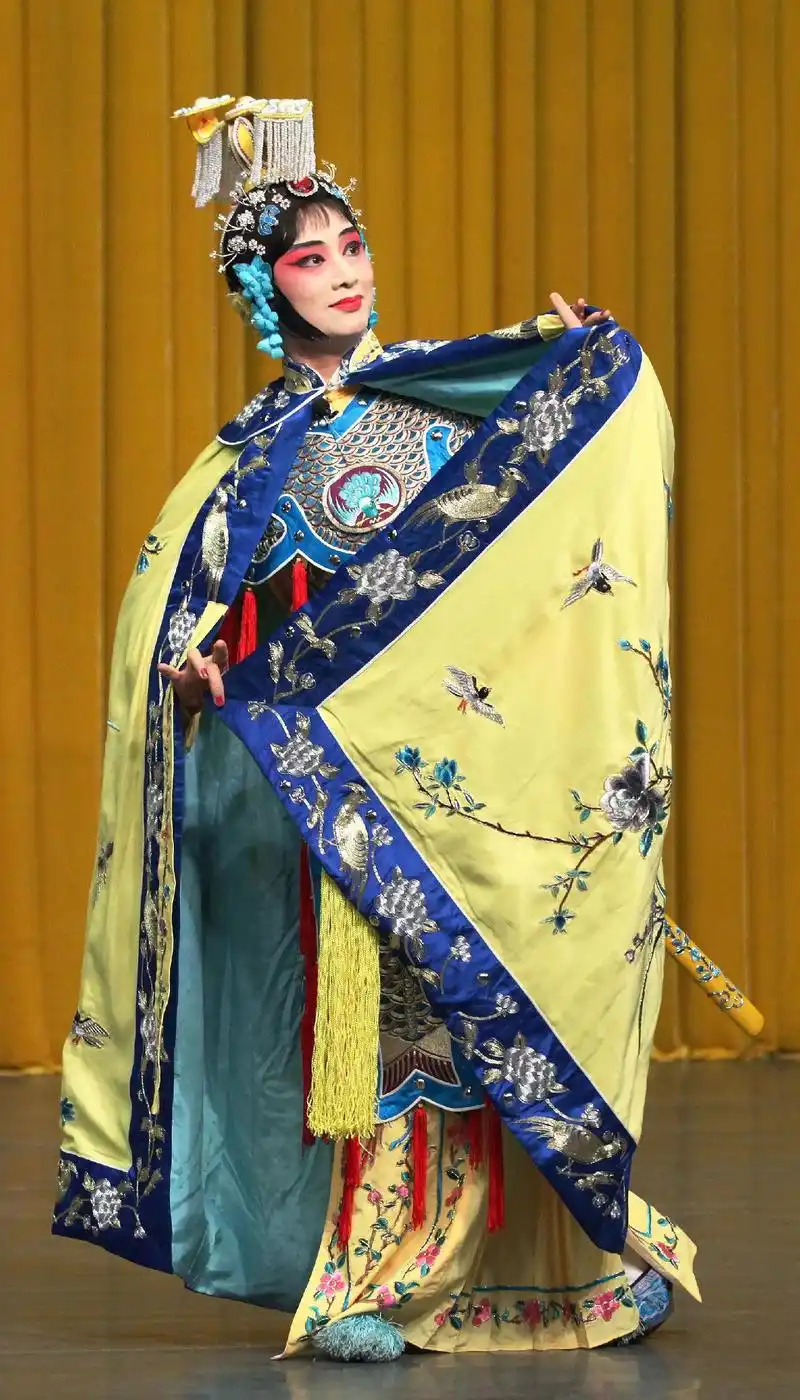 京剧《霸王别姬.舞剑》舞台剧照.虞姬～张红晔饰演 北京金声剧 - 抖音