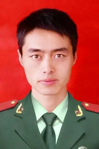 ps高手进,给我p一张一寸的军装照,在线等2086049581