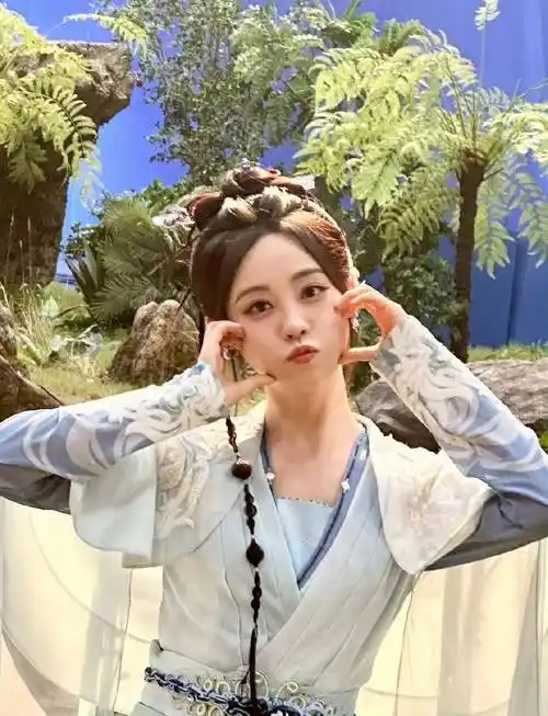 祝绪丹,闫妮赛道的嫡长闺?