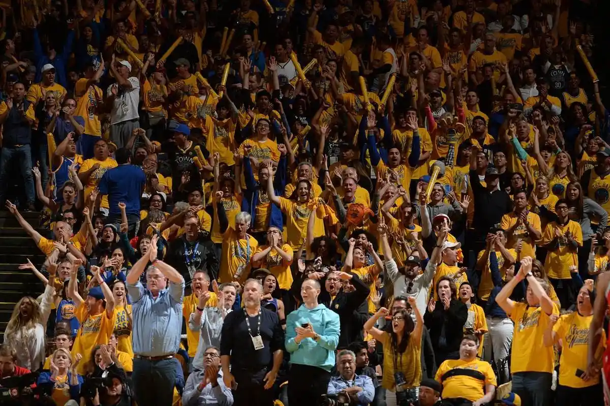 勇士球迷全场起立这可能是勇士队在甲骨文球馆最后一场比赛