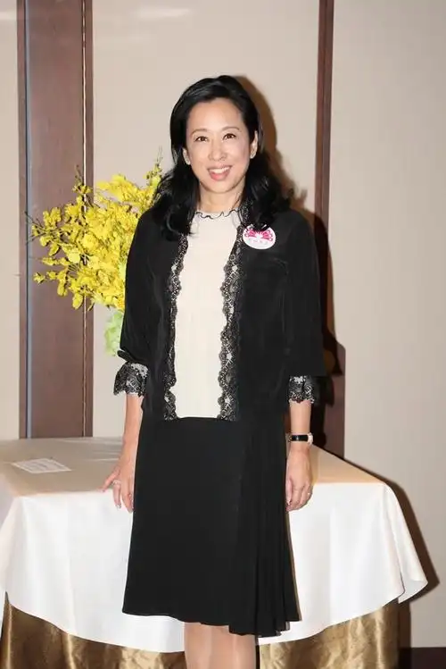 朱玲玲召集众名媛亮相,罕谈俩儿子婚事,她再嫁12年幸福全写脸上_手机