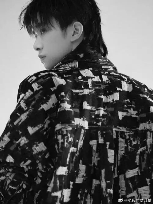 易烊千玺狼尾头