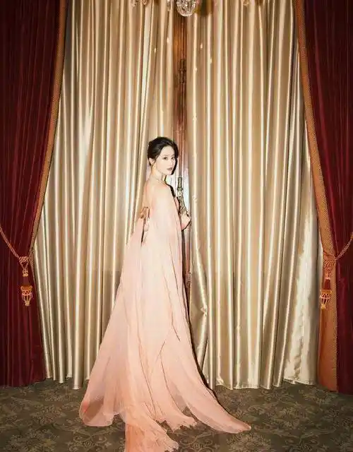 原创"神仙姐姐"刘亦菲也太美了吧,穿碎花长裙简直不要太有气质_礼服