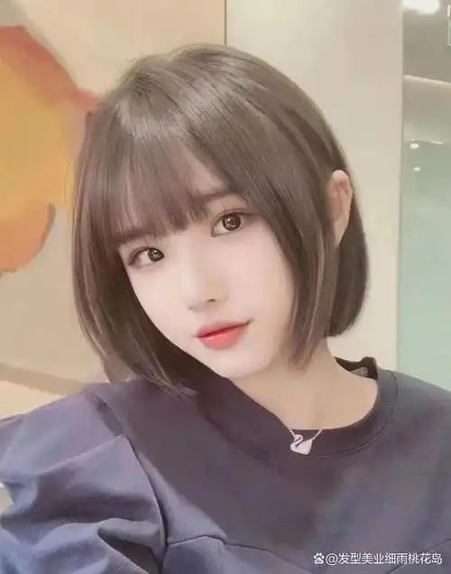 问戴眼镜适合什么发型,这款非常经典的短发,戴眼镜的女生剪了也很好看