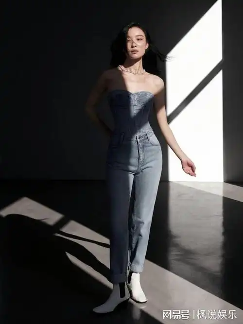 倪妮穿牛仔套装简约随性光影中尽显飒爽英姿