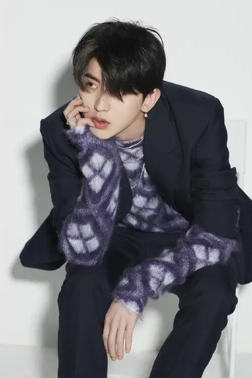 蔡徐坤是带了袖套吗