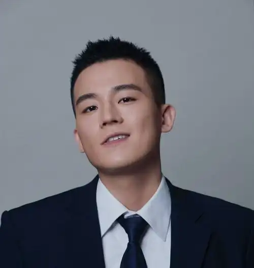 欧豪说到"寸头",那就少不了我们的"等等"先生啦,在《老九门》中的佛爷